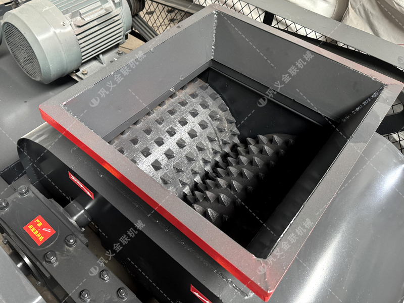 双齿辊破碎机真的能“干湿通破”吗？它的工作原理是什么？