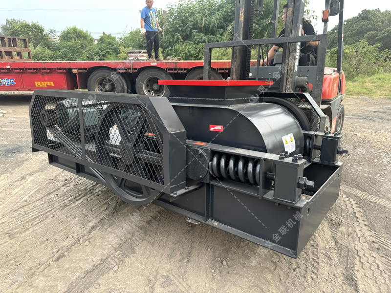 硬岩与软岩通吃,双齿辊破碎机的“牙齿”究竟有多锋利? 硬岩与软岩通吃,双齿辊破碎机的“牙齿”究竟有多锋利?