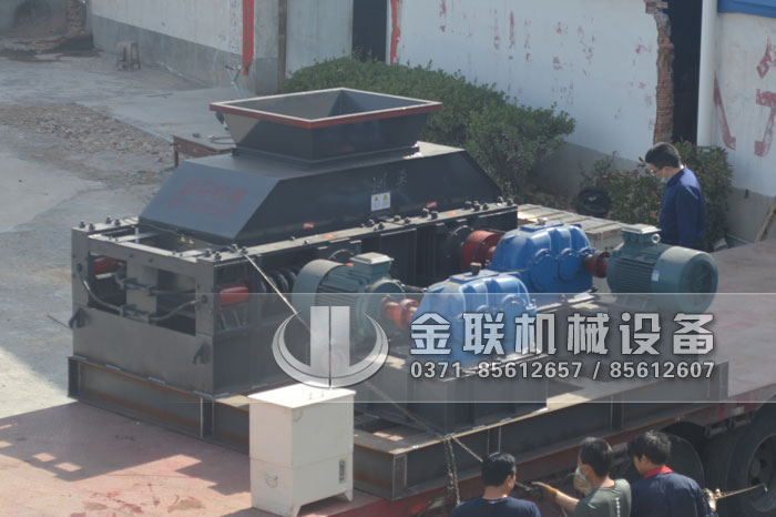 大型全自动液压对辊制砂机发往四川成都6