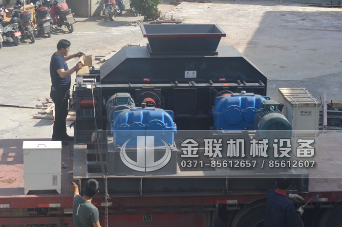 大型全自动液压对辊制砂机发往四川成都7