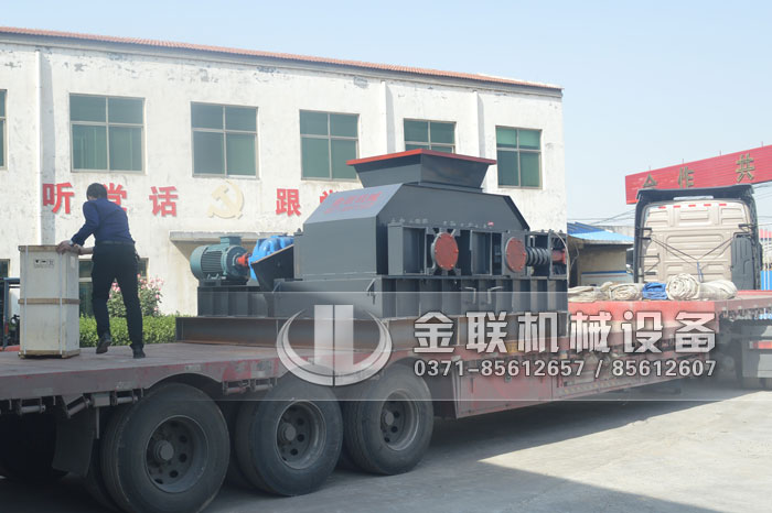 大型全自动液压对辊制砂机发往四川成都8