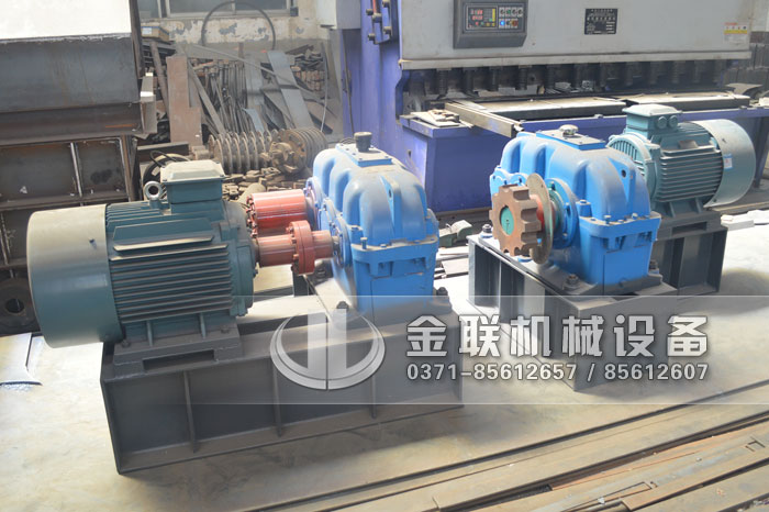 大型全自动液压对辊制砂机发往四川成都4